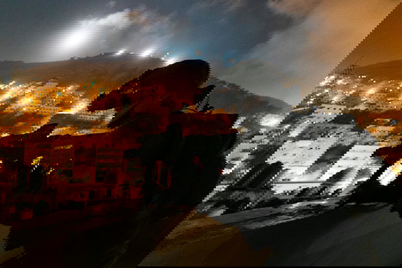 מקבלי האות: עלות השחר, שובר גלים ו'פעולות עלומות'