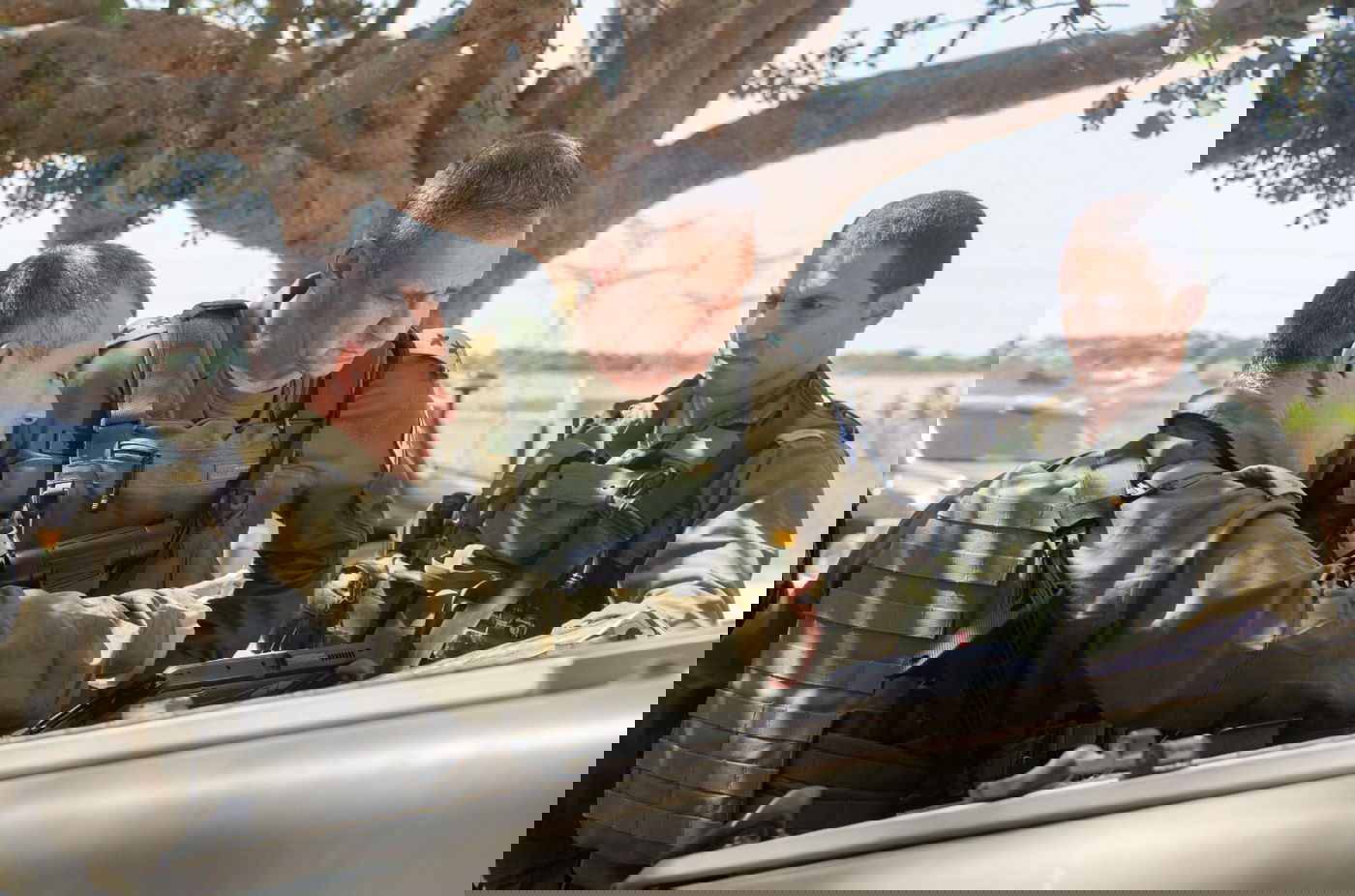 מקבלי האות: עלות השחר, שובר גלים ו'פעולות עלומות'