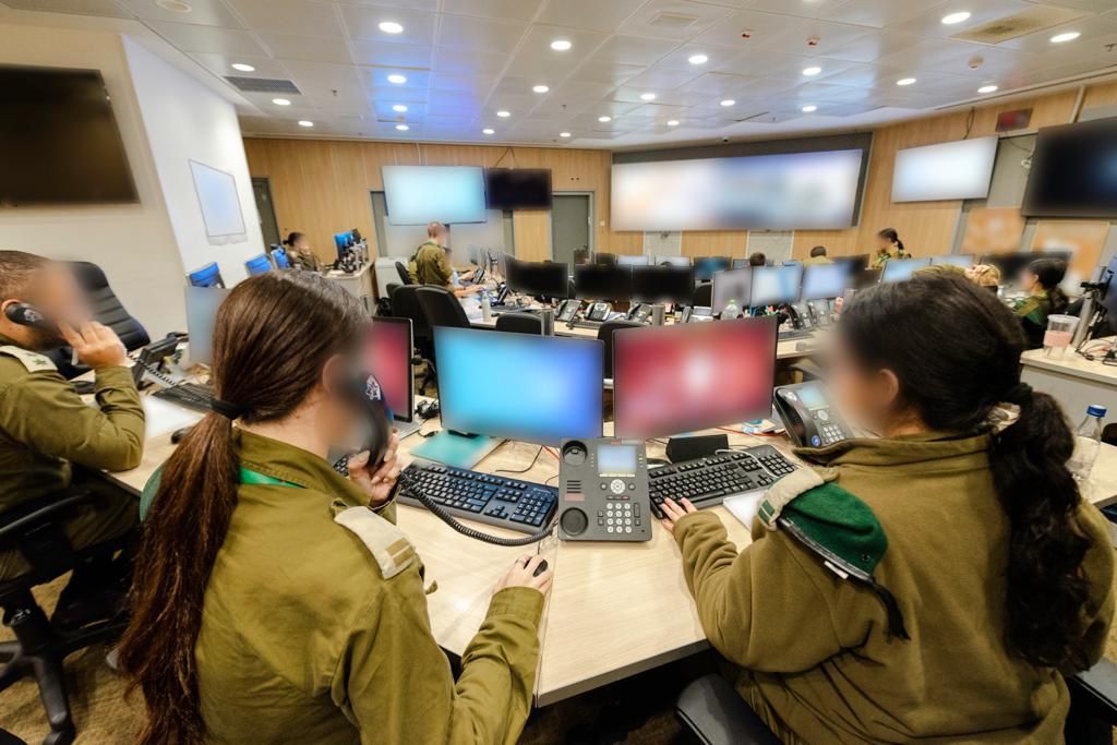 מקבלי האות: עלות השחר, שובר גלים ו'פעולות עלומות'