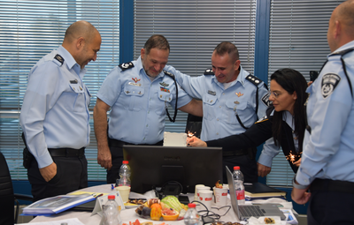 באמצע ביקור בתחנה: המפכ"ל הופתע עם עוגת יומולדת