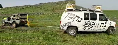 הג'יפ החב"די מושך את הטנדר הברסלבי