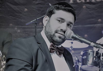 שימי יונייב עובר לקדמת הבמה בסינגל חדש: "עומדים כמלאכים"