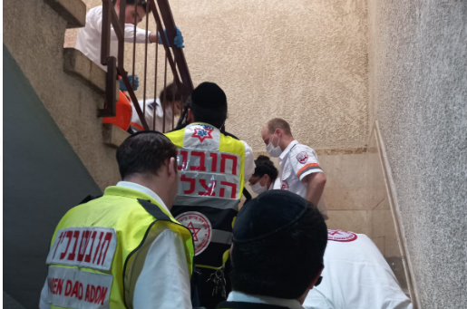 בת 85 במצב קשה אחרי שאותרה בחדר מדרגות בבני ברק