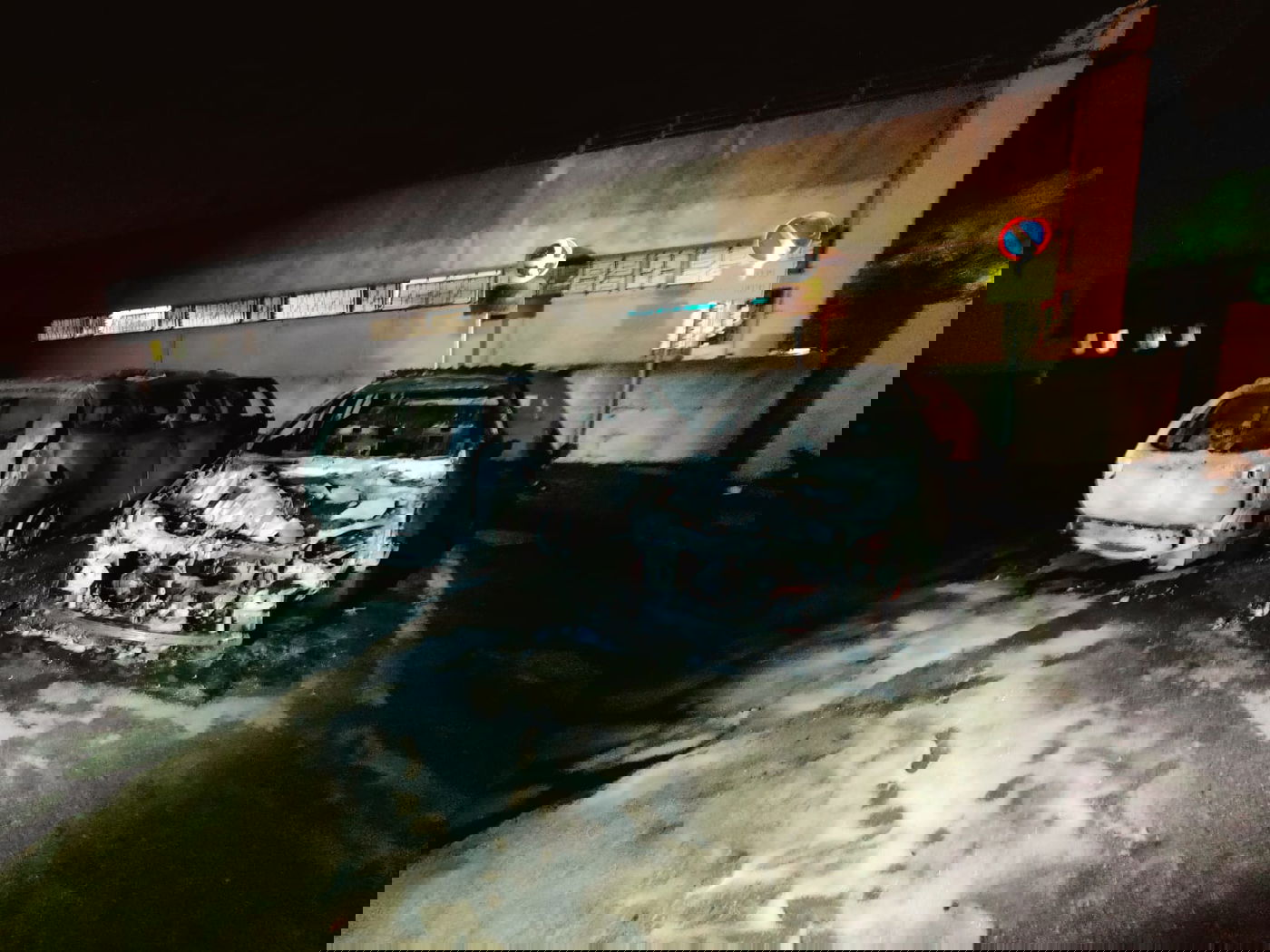 הצית ניידת משטרה ורכב פיקוח עירוני ונעצר