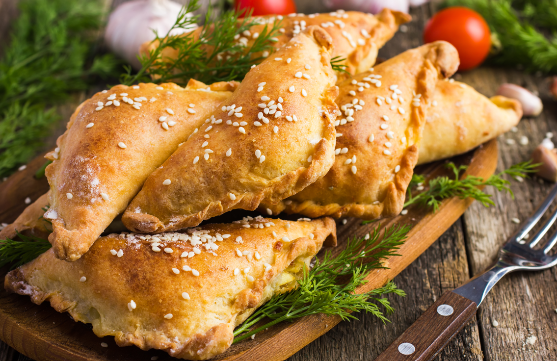 זה קל: מיני קַלְצוֹנֶה במילוי תרד וריקוטה