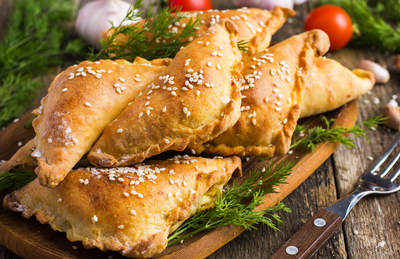 זה קל: מיני קַלְצוֹנֶה במילוי תרד וריקוטה