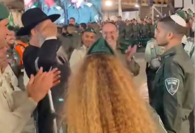 תיעוד מרגש: הרב העניק לבנו את כומתת מג"ב והצדיע