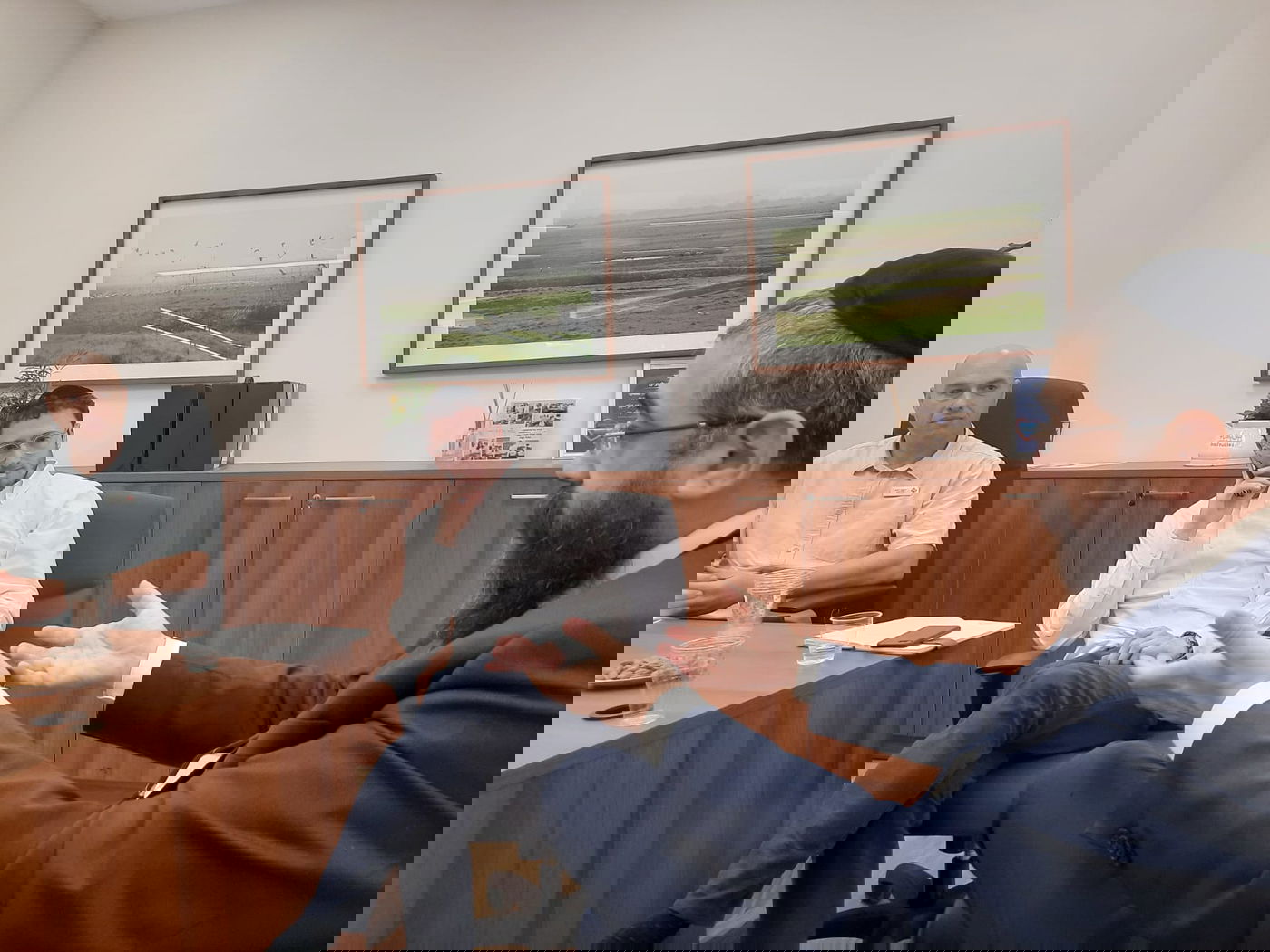 נציגי בנק הפועלים בסיור בעיר