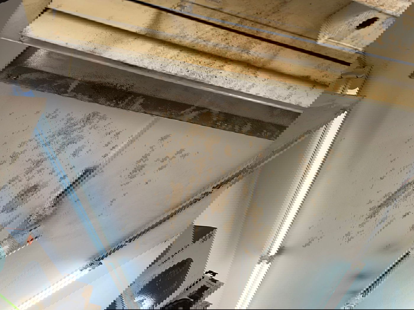 טרור הסלולר: כך אלמוני השחית את חנות סלולר בגאולה