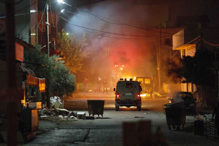 כוחות ביטחון בכניסה לכפר פלסטיני