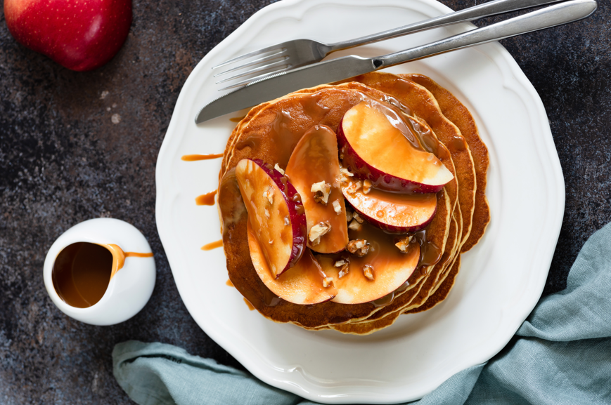 ללקק את האצבעות: תפוחים מטוגנים ברוטב קרמל