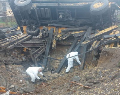 חוקרים אוספים ראיות בזירת נפילת הטיל