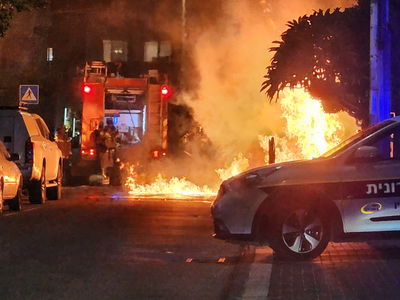 הצית רכב ונתפס בסמוך עם בקבוק חומר דליק