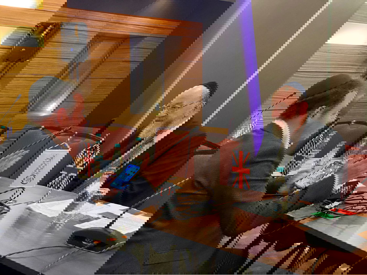 רבה הראשי של בריטניה מספר בריאיון בלעדי על הכתרת המלך צ'ארלס: "נישן אצלו בארמון בשבת"