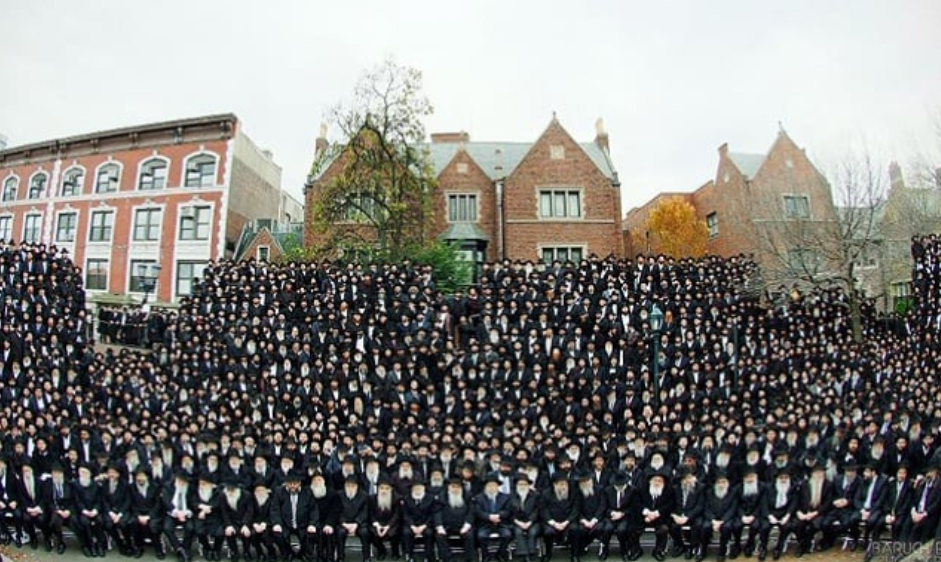 התמונה המסורתית של שלוחי חב"ד על רקע 770