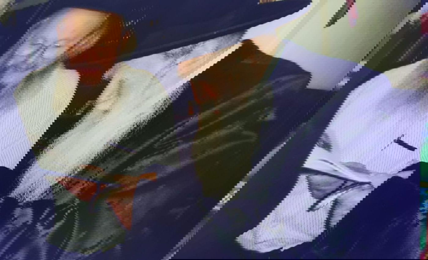 האדמור מערלוי זצ"ל באחד הביקורים.