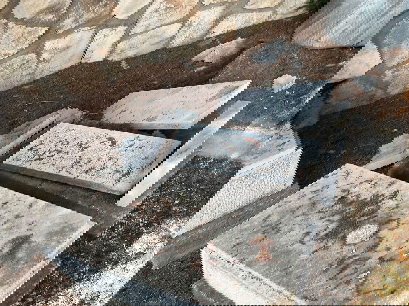 מזעזע: עשרות מצבות נותצו בבית הקברות של הרבי מזוועיהל בירושלים; "רצו שיש"