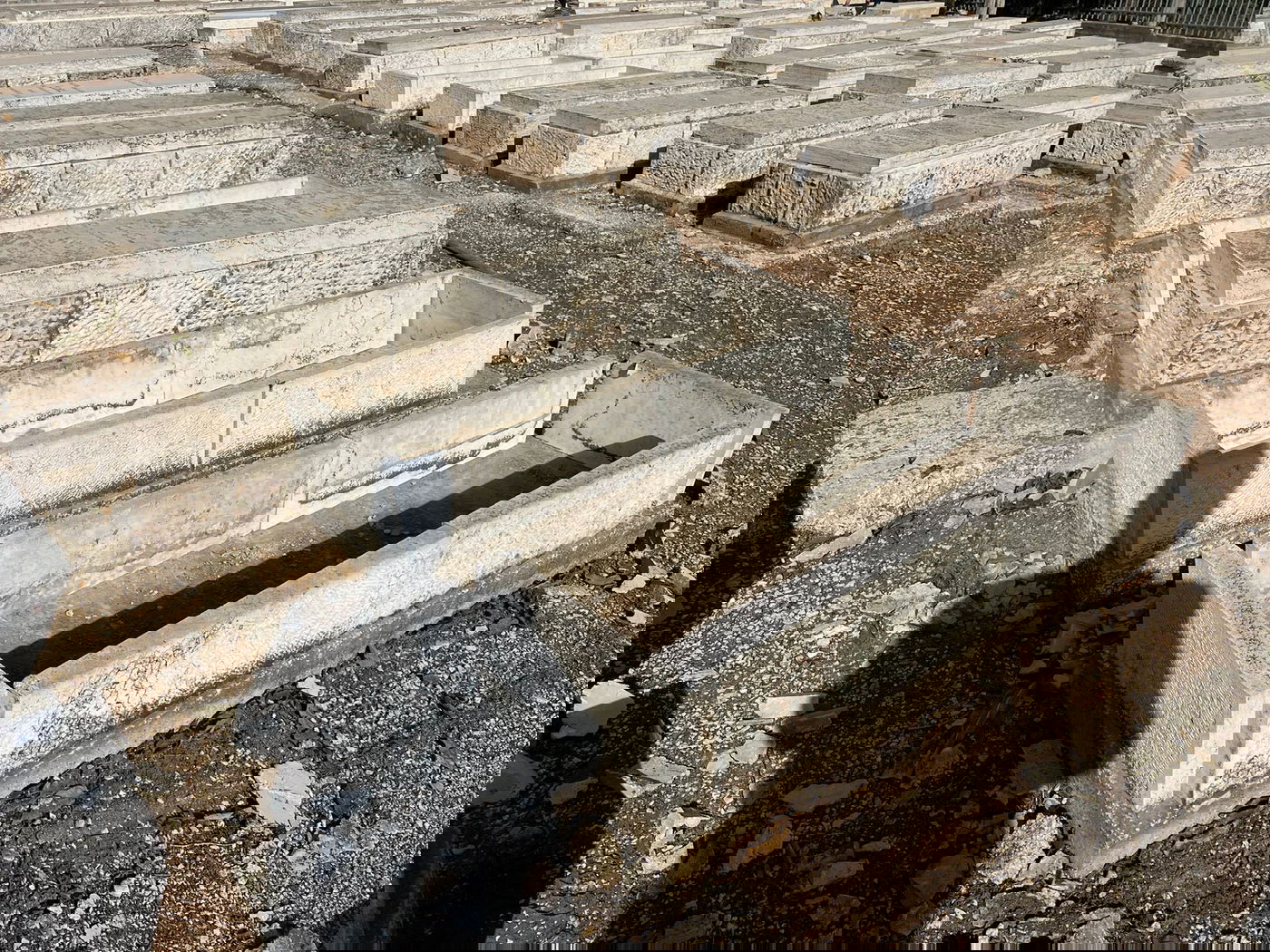 מזעזע: עשרות מצבות נותצו בבית הקברות של הרבי מזוועיהל בירושלים; "רצו שיש"