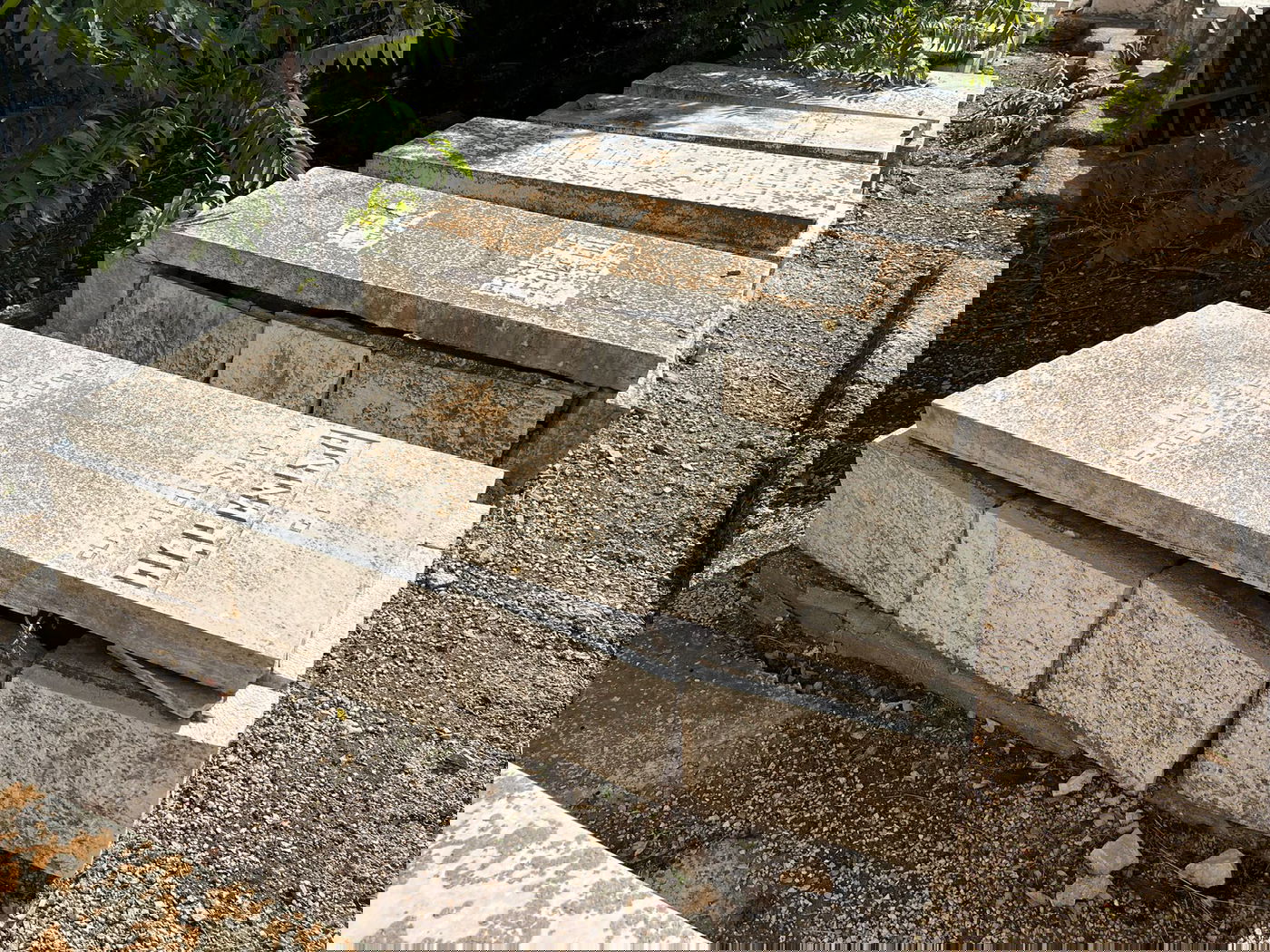 מזעזע: עשרות מצבות נותצו בבית הקברות של הרבי מזוועיהל בירושלים; "רצו שיש"