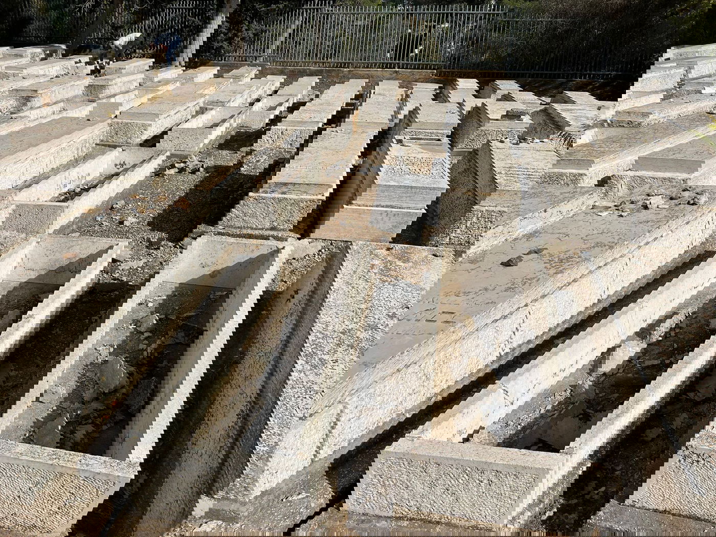 מזעזע: עשרות מצבות נותצו בבית הקברות של הרבי מזוועיהל בירושלים; "רצו שיש"