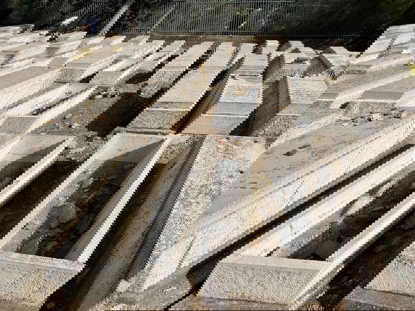 מזעזע: עשרות מצבות נותצו בבית הקברות של הרבי מזוועיהל בירושלים; "רצו שיש"