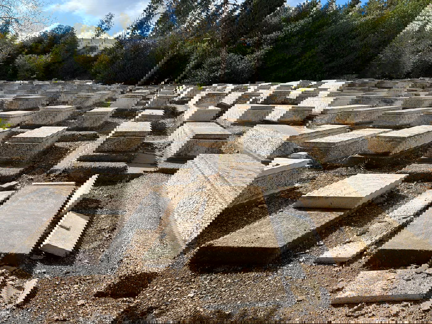 מזעזע: עשרות מצבות נותצו בבית הקברות של הרבי מזוועיהל בירושלים; "רצו שיש"