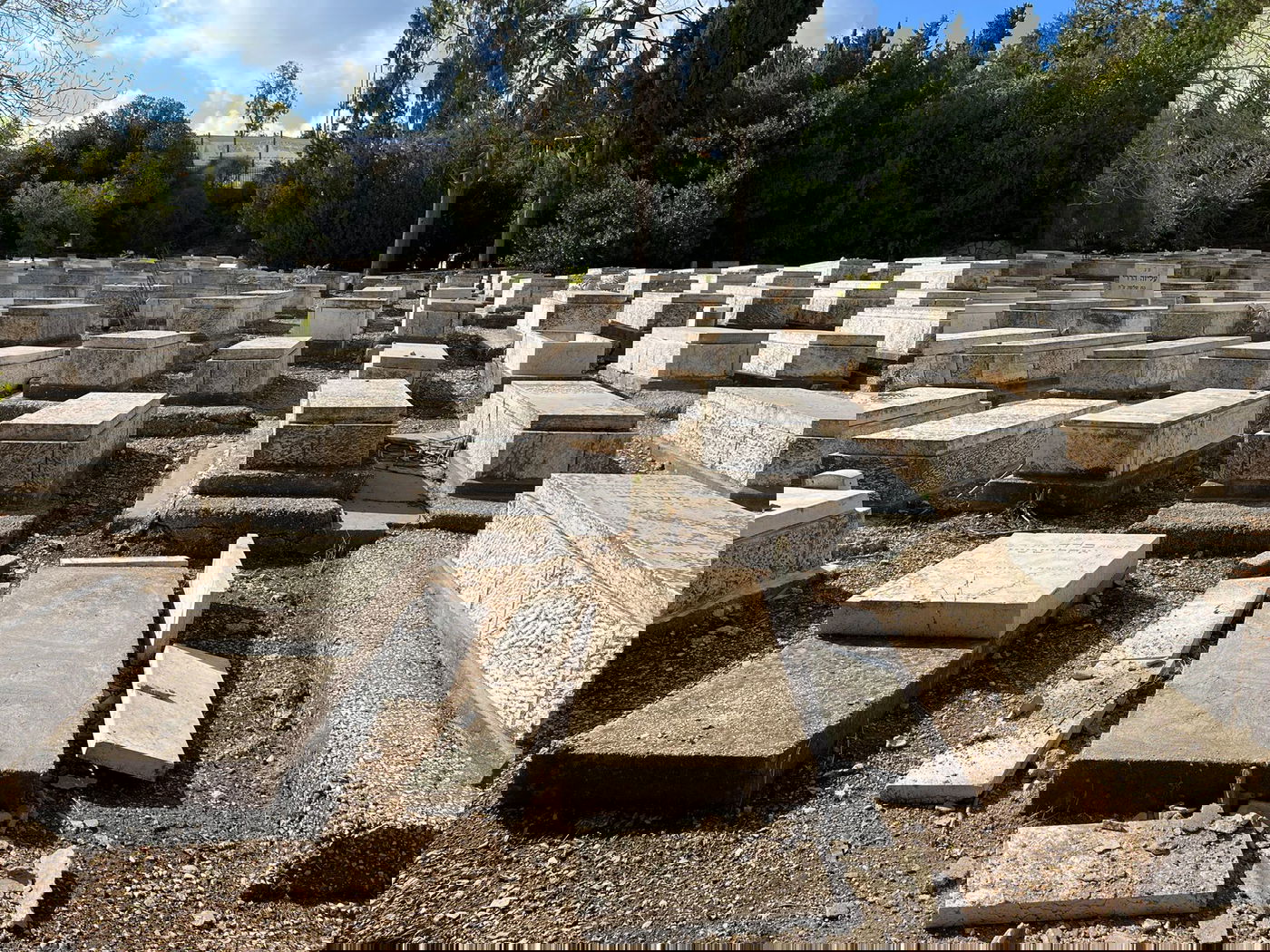 מזעזע: עשרות מצבות נותצו בבית הקברות של הרבי מזוועיהל בירושלים; "רצו שיש"