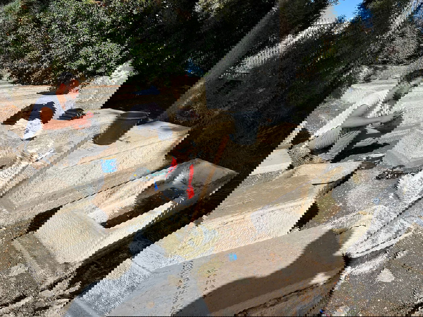 מזעזע: עשרות מצבות נותצו בבית הקברות של הרבי מזוועיהל בירושלים; "רצו שיש"