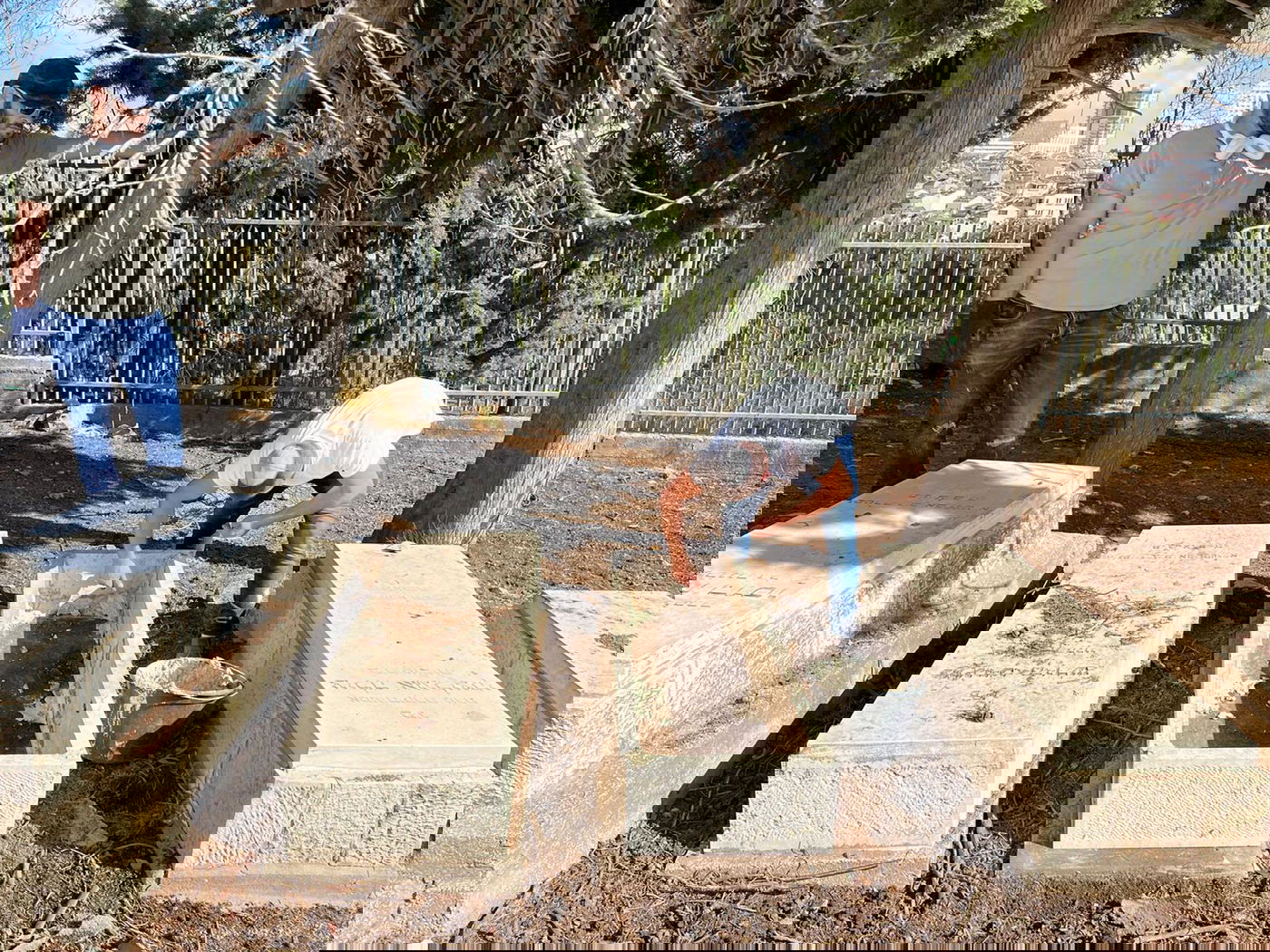 מזעזע: עשרות מצבות נותצו בבית הקברות של הרבי מזוועיהל בירושלים; "רצו שיש"