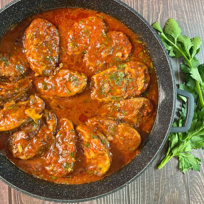 מפרום תפוחי אדמה ממולאים בקציצות בשר ברוטב עגבניות