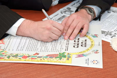 פרשת חיי שרה: האם מותר לחתום על הכתובה לפני החופה?