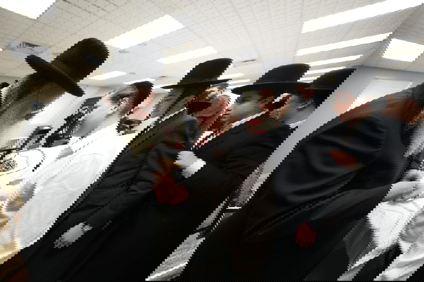 אלפים השתתפו במעמד הכנסת ספר תורה לאוהל הגר"ש אלתר