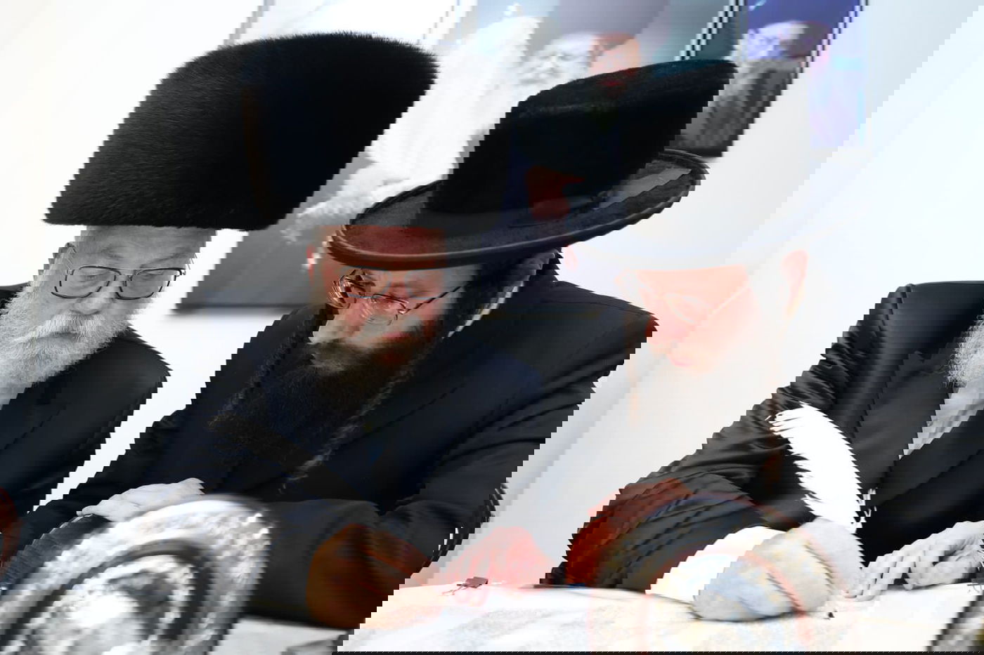 אלפים השתתפו במעמד הכנסת ספר תורה לאוהל הגר"ש אלתר