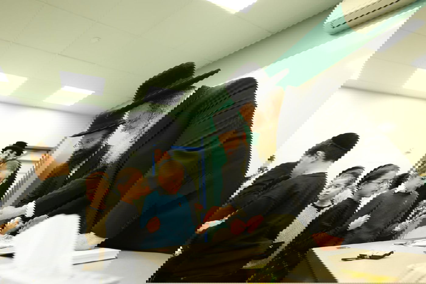 אלפים השתתפו במעמד הכנסת ספר תורה לאוהל הגר"ש אלתר