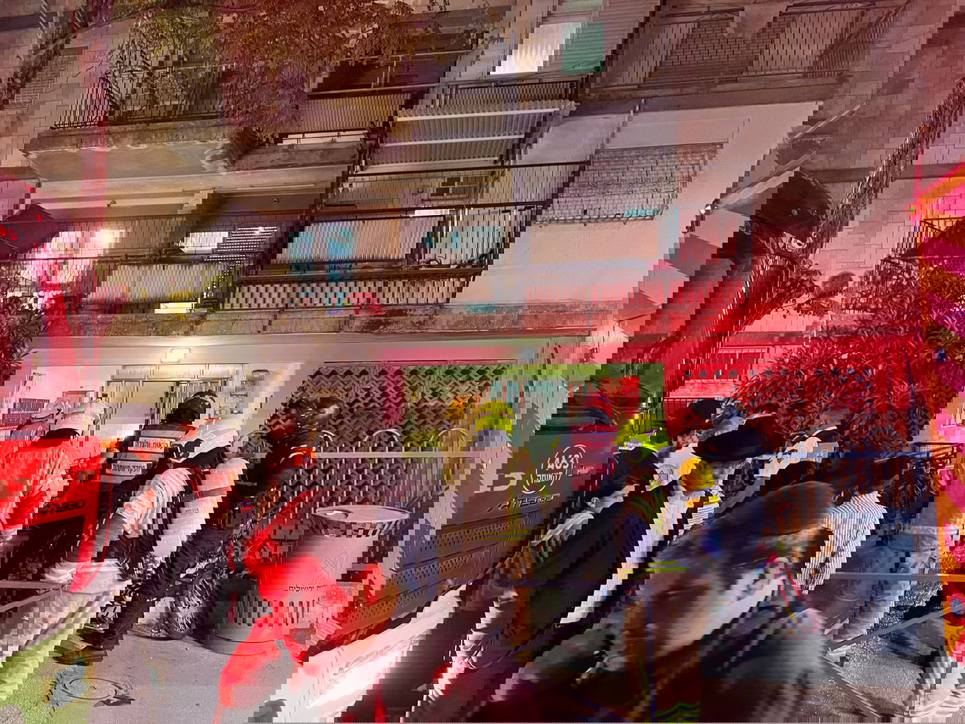 ירושלים: שריפה פרצה בבניין מגורים בן 6 קומות | תיעוד