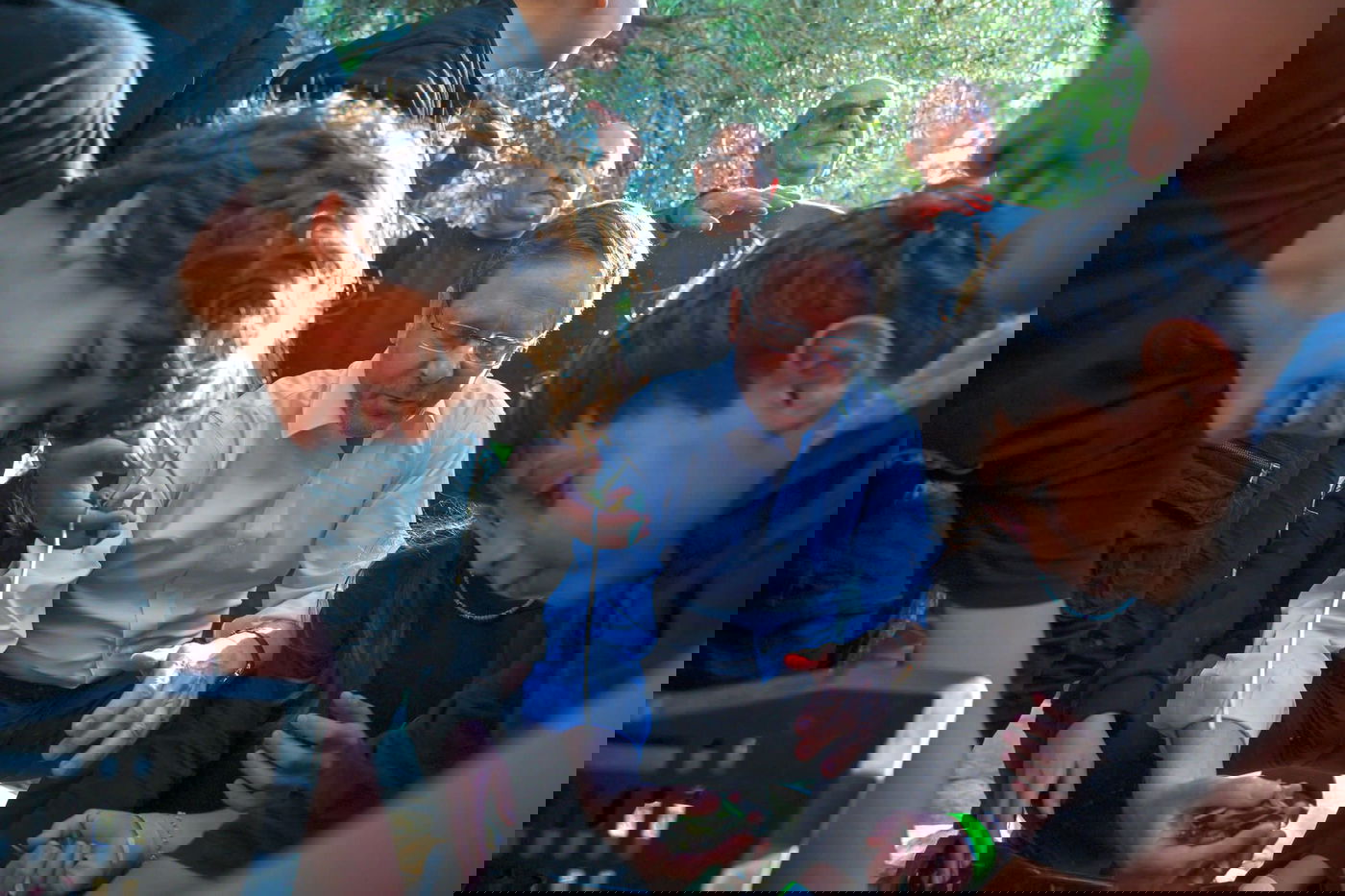 בגינת בית הנשיא: הרצוג מסק עצי זיתים עם תלמידים צעירים