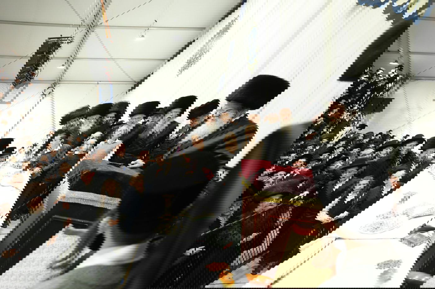 רבבות השתתפו בטיש וסעודה שלישית של הגר"ש אלתר | תיעוד