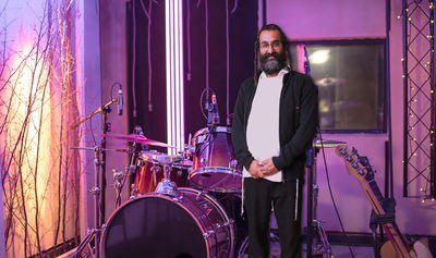 שלום מזור בסינגל חדש: "דיבור עוקר סלעים"