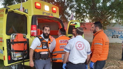 הנער מפונה לבית החולים.