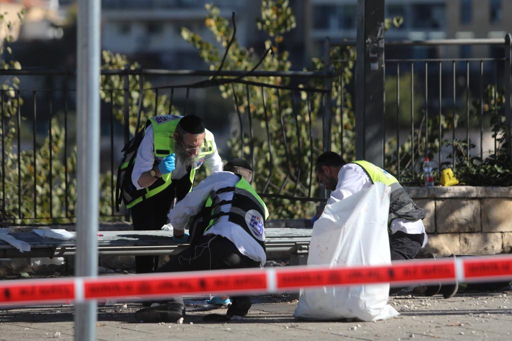 הרוג ו-19 פצועים בפיגוע משולב • שני מטענים הופעלו מרחוק וכללו רסס רב