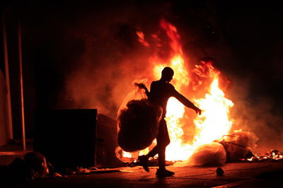 מחבל חוסם את הציר בשכם