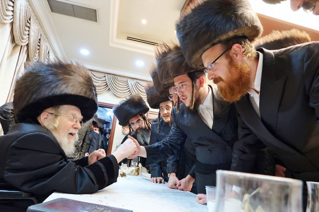 תיעוד חגיגי: 'שבע ברכות' בחצרות אמשינוב וקרעטשניף