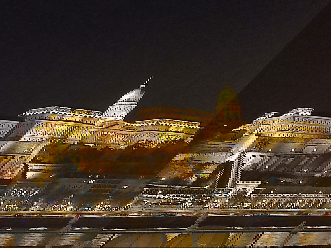 הארמון המלכותי בלילה מתוך השייט בדנובה