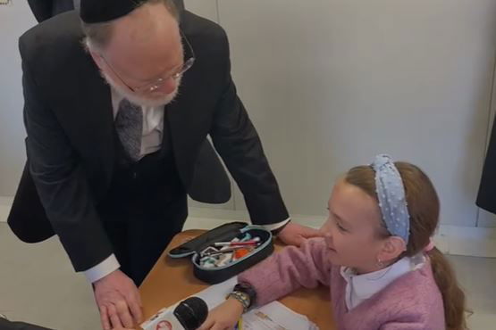 הרב בקשט עם אחת התלמידות