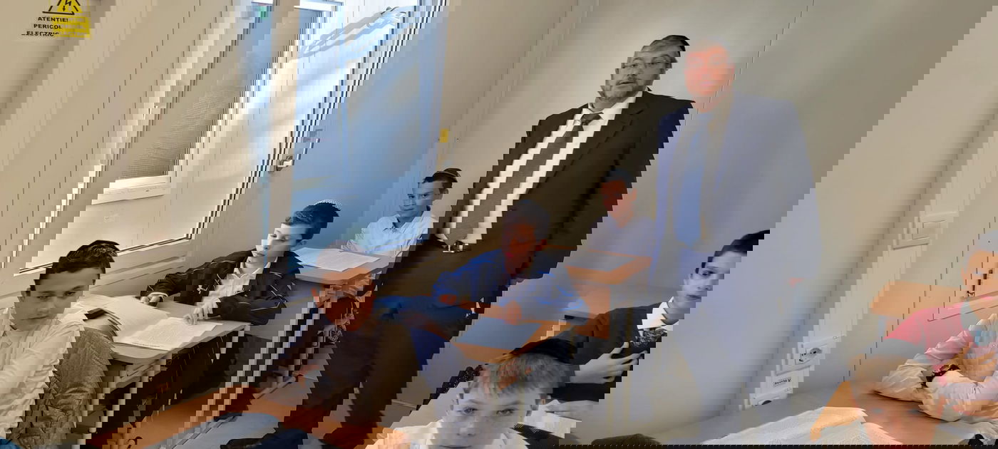 עם הילדים היתומים בחיידר