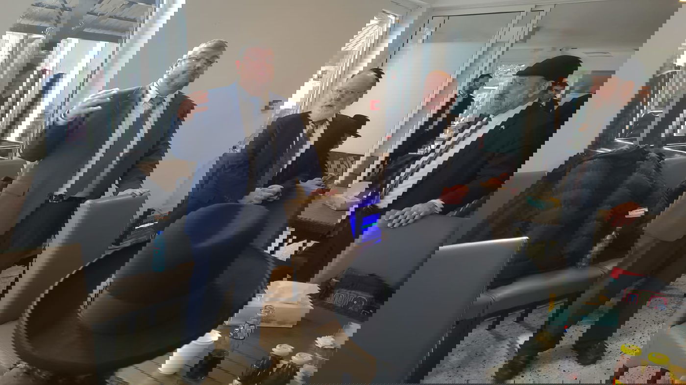 בבית הקפה המקומי שהקהילה פתחה, הרב קרוסקל מסביר על המקום