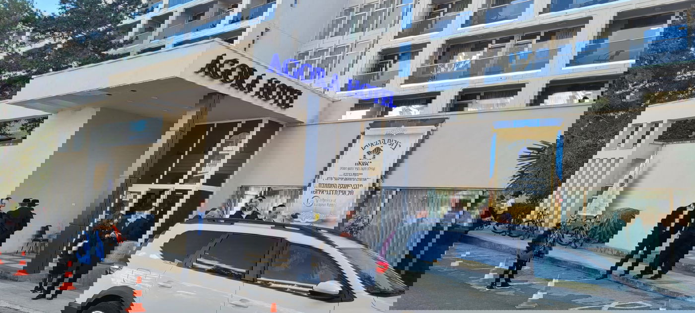 מלון אגורה, המלון המרכזי בו שוהה הקהילה