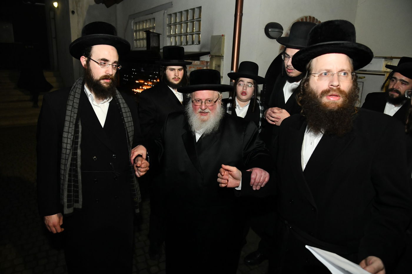 הרבי מסאסוב יצא למסע קברים קצר עם הנגידים