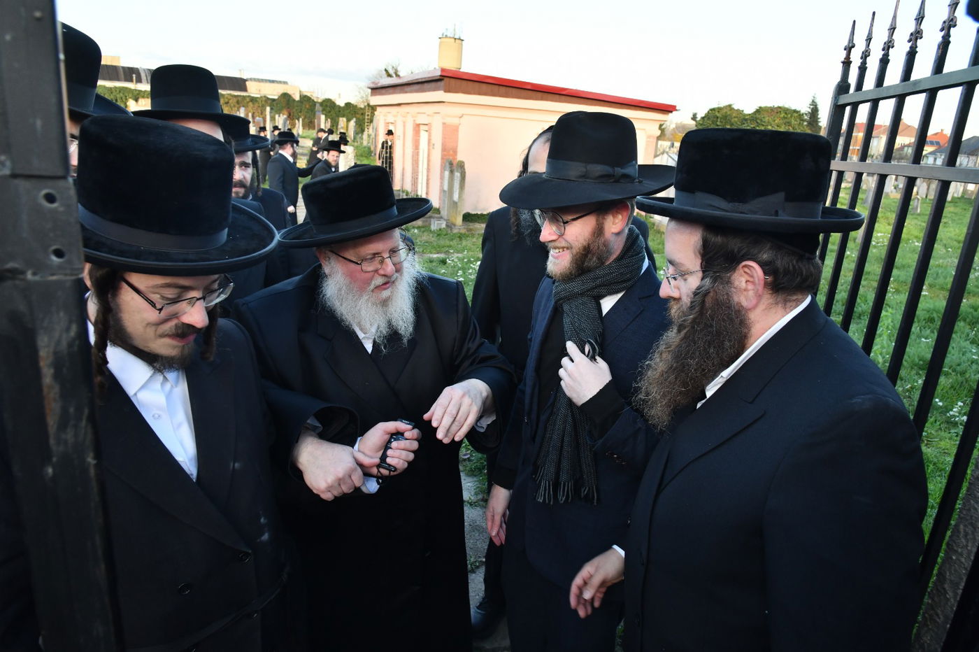 הרבי מסאסוב יצא למסע קברים קצר עם הנגידים