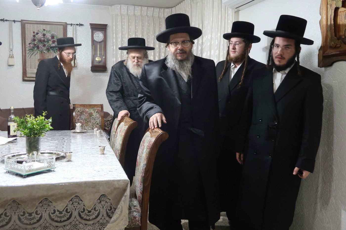 האדמו"ר מבוסטון ערך ביקור בבתי האדמו"רים | תיעוד